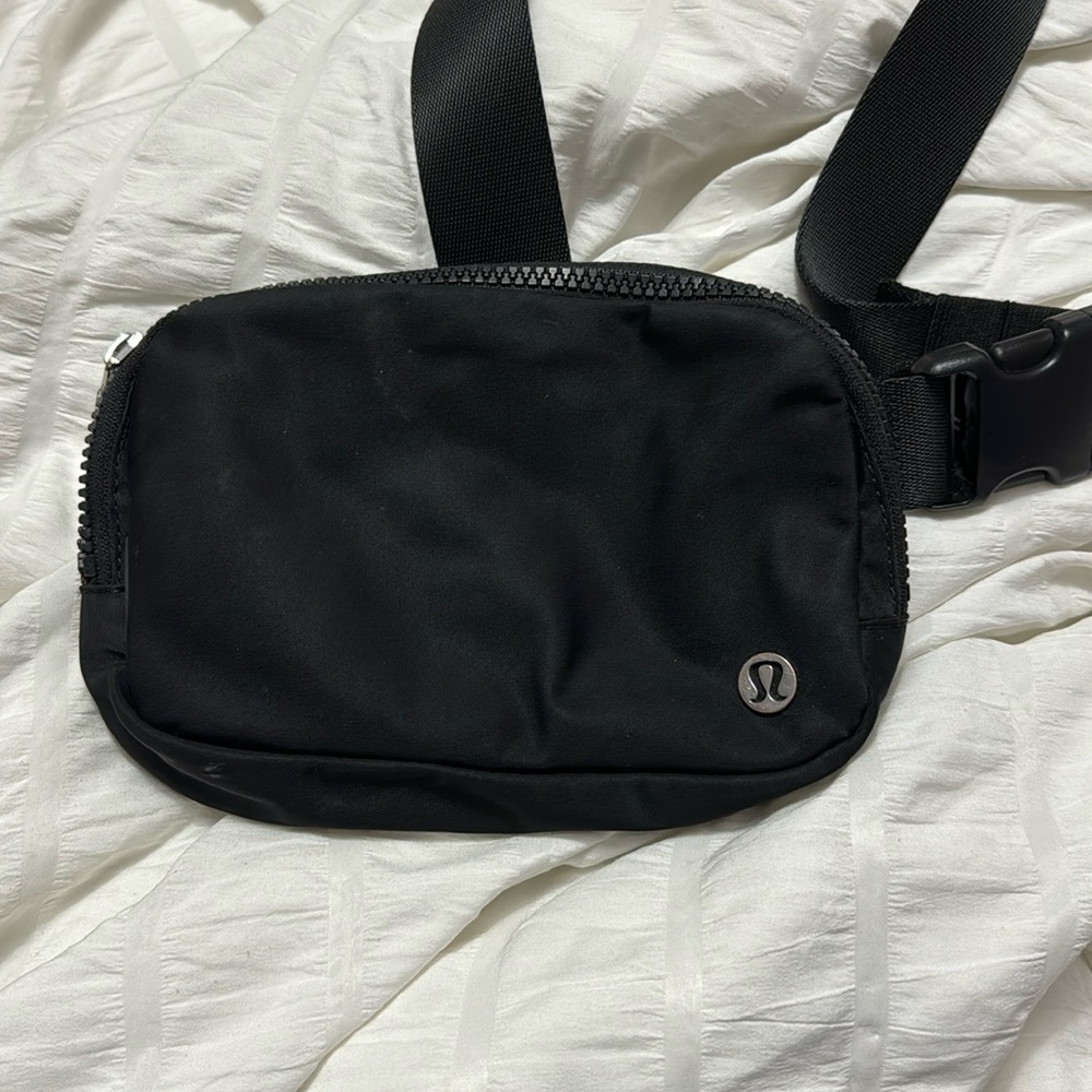 BLACK LULULEMON BELT BAG O/S